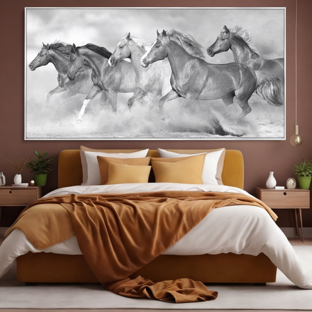 Tablou canvas cu tablou canvas cu cai in galop, in rama de aluminiu argintiu, pe perete intr-un dormitor